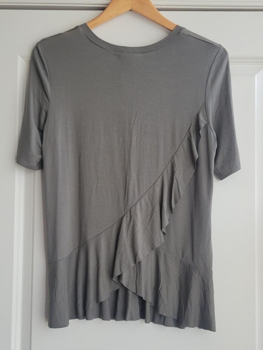 BCBGeneration Asymmetrical Ruffled Top Size M - Picture 2 of 8